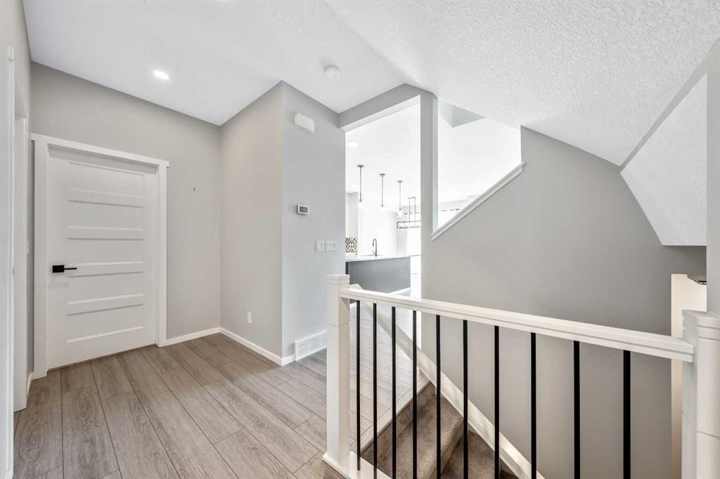 98 Lucas Crescent Nw, Calgary, AB - Indoor Photo Showing Other Room