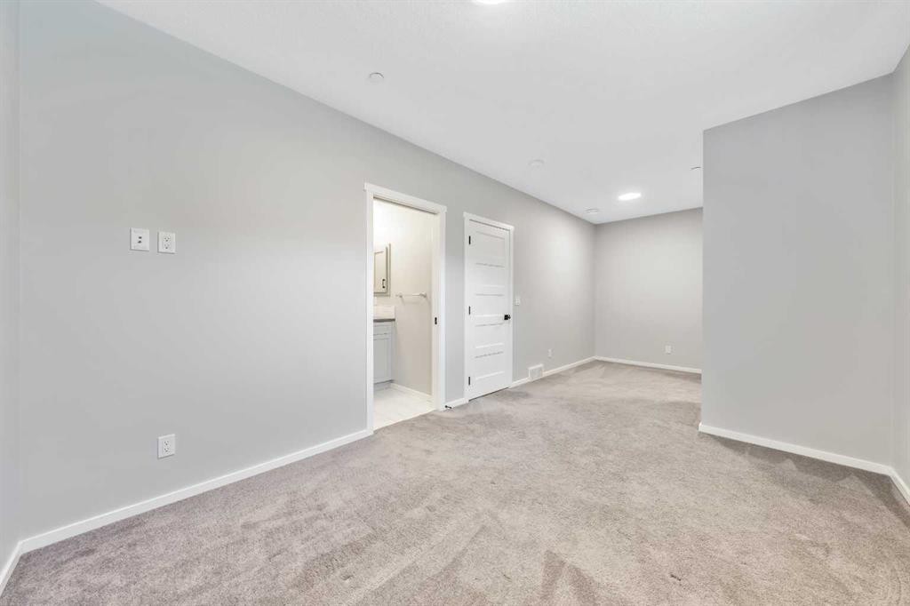 98 Lucas Crescent Nw, Calgary, AB - Indoor Photo Showing Other Room