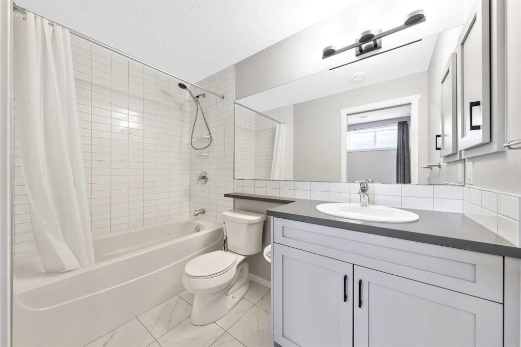 98 Lucas Crescent Nw, Calgary, AB - Indoor Photo Showing Bathroom