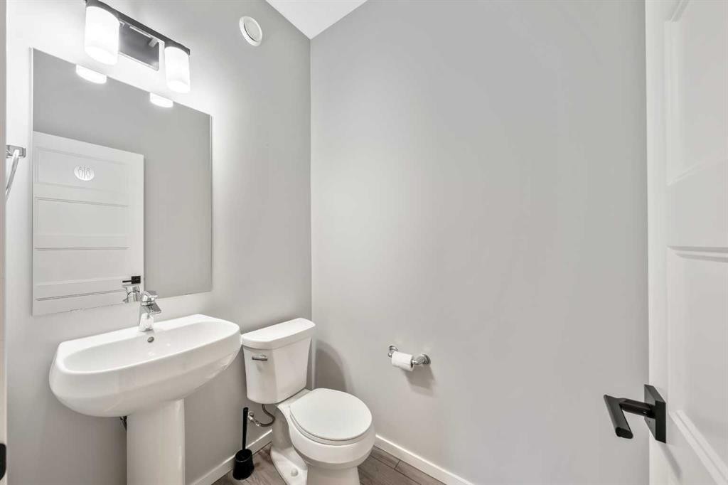 98 Lucas Crescent Nw, Calgary, AB - Indoor Photo Showing Bathroom