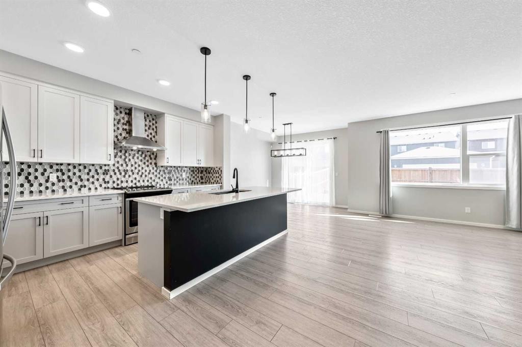 98 Lucas Crescent Nw, Calgary, AB - Indoor Photo Showing Kitchen With Upgraded Kitchen