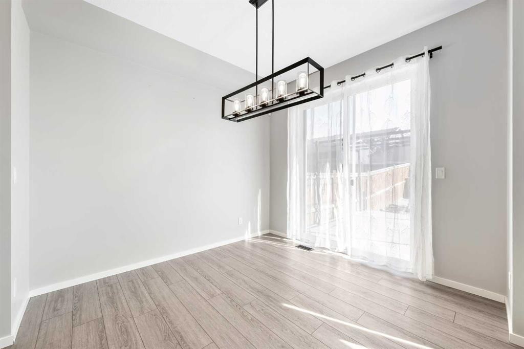 98 Lucas Crescent Nw, Calgary, AB - Indoor Photo Showing Other Room