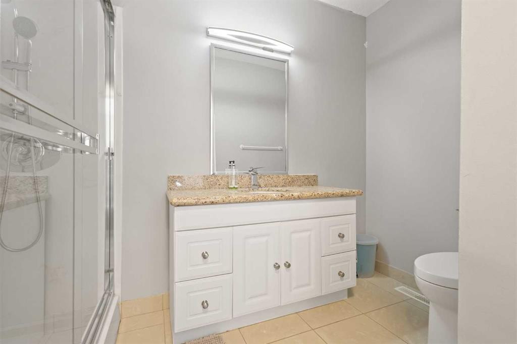 40 Wood Crescent Sw, Calgary, AB - Indoor Photo Showing Bathroom