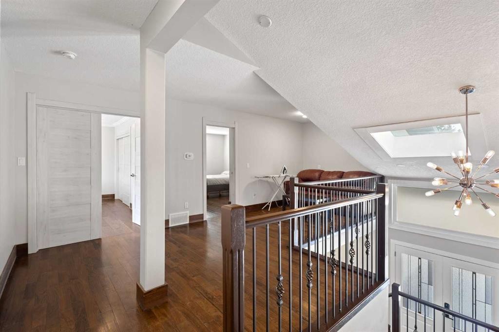 40 Wood Crescent Sw, Calgary, AB - Indoor Photo Showing Other Room