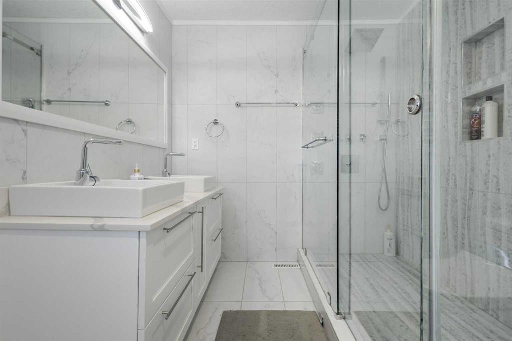 40 Wood Crescent Sw, Calgary, AB - Indoor Photo Showing Bathroom