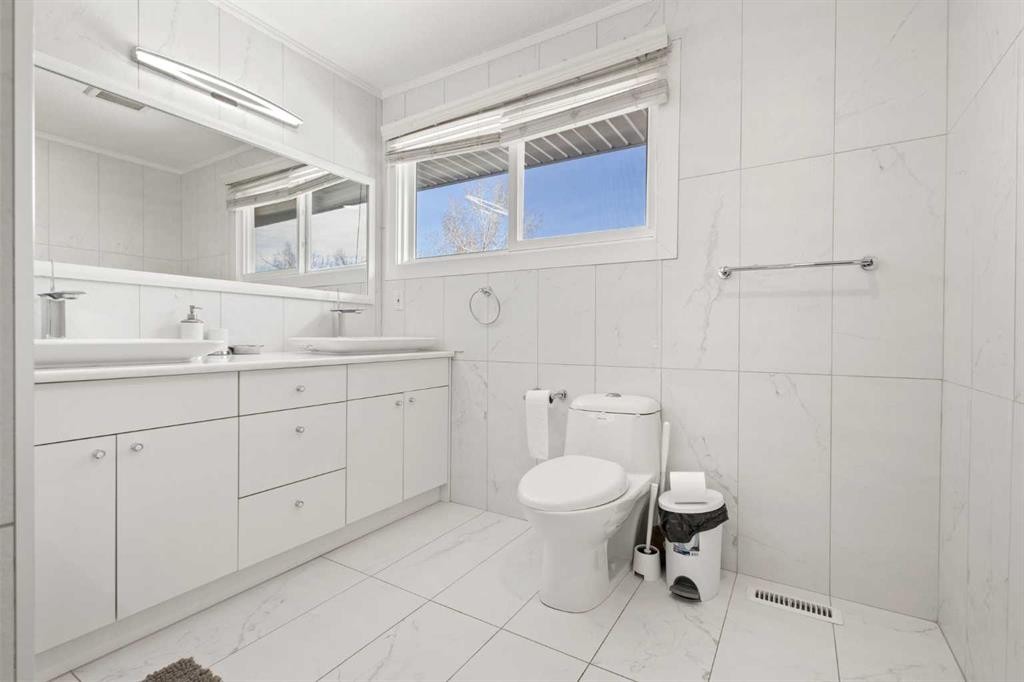 40 Wood Crescent Sw, Calgary, AB - Indoor Photo Showing Bathroom