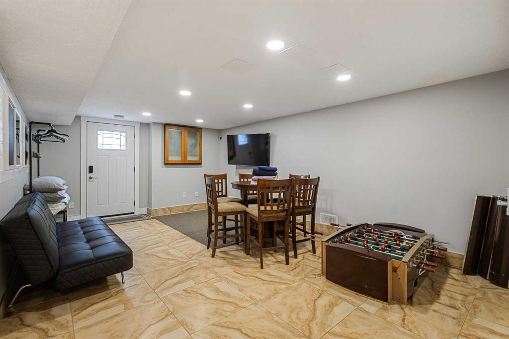 40 Wood Crescent Sw, Calgary, AB - Indoor Photo Showing Other Room