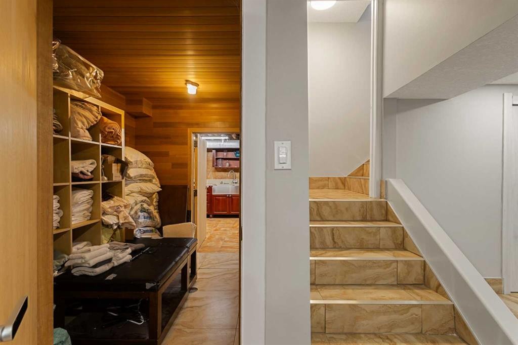 40 Wood Crescent Sw, Calgary, AB - Indoor Photo Showing Other Room