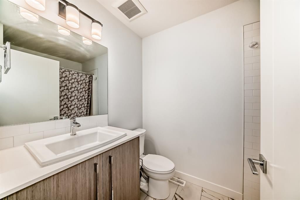 202 Creekstone Drive Sw, Calgary, AB - Indoor Photo Showing Bathroom