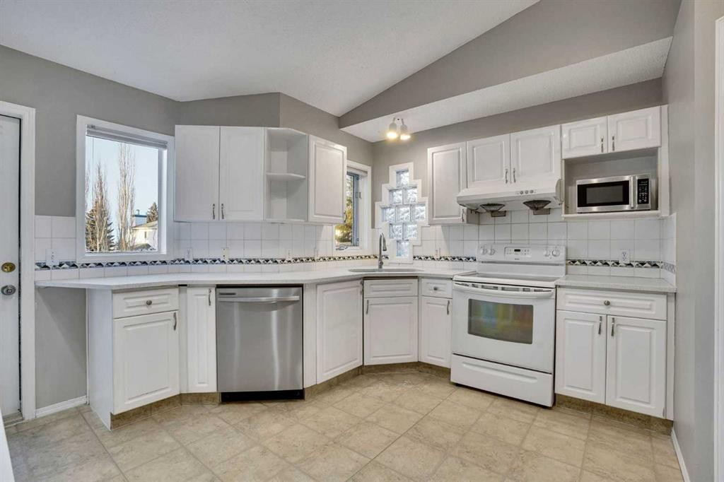 170 Citadel Gardens Nw, Calgary, AB - Indoor Photo Showing Kitchen With Double Sink