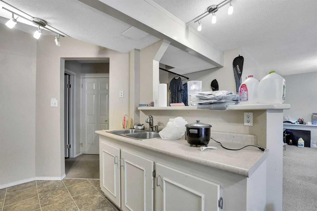 170 Citadel Gardens Nw, Calgary, AB - Indoor Photo Showing Kitchen With Double Sink