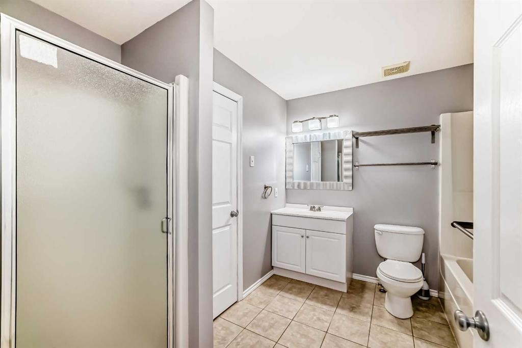 31 Coventry Road Ne, Calgary, AB - Indoor Photo Showing Bathroom
