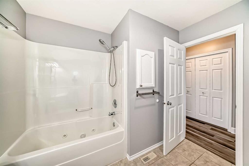 31 Coventry Road Ne, Calgary, AB - Indoor Photo Showing Bathroom