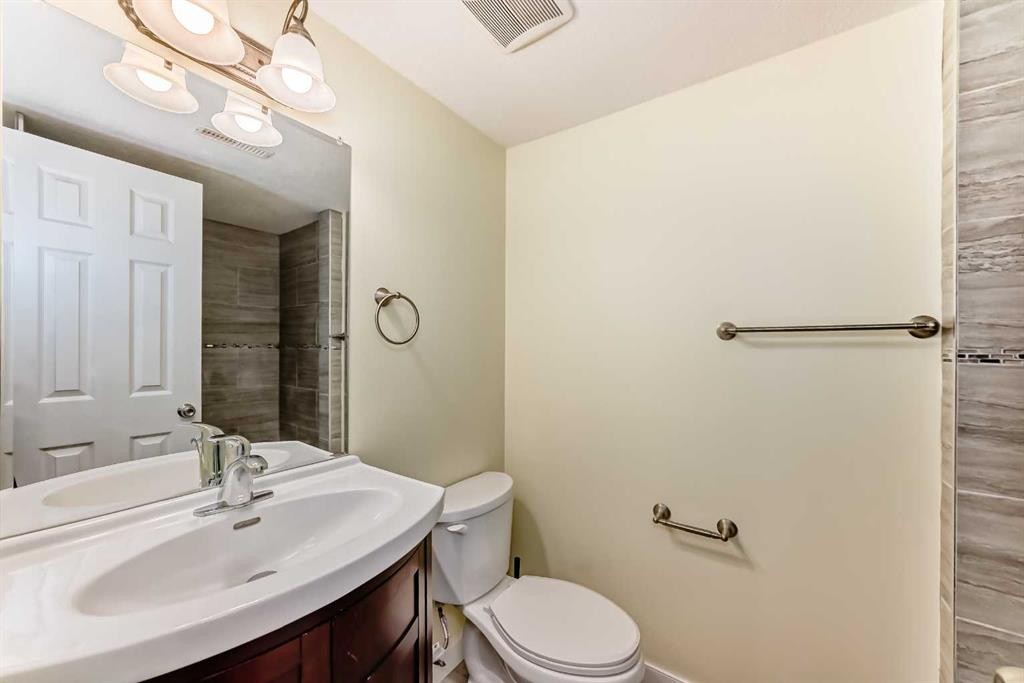 31 Coventry Road Ne, Calgary, AB - Indoor Photo Showing Bathroom