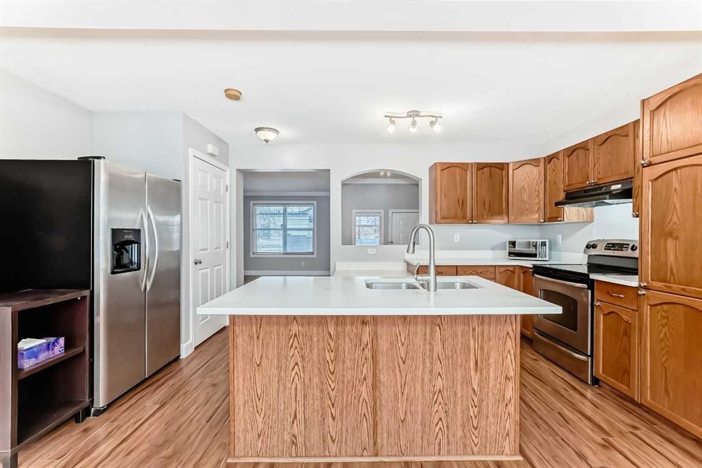 31 Coventry Road Ne, Calgary, AB - Indoor Photo Showing Kitchen With Double Sink