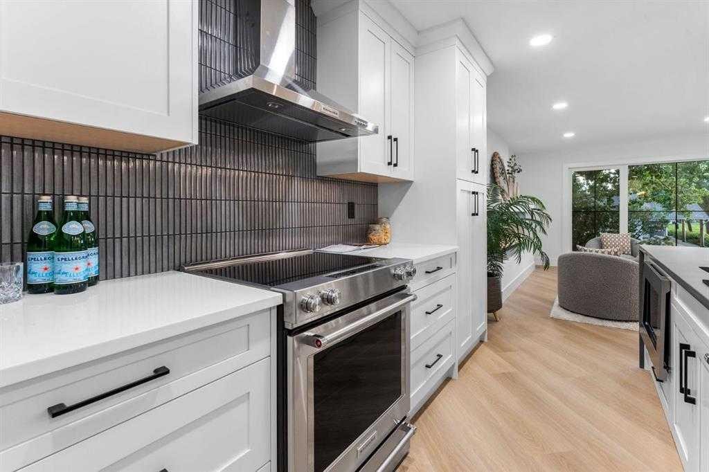 10404 Maplemont Road Se, Calgary, AB - Indoor Photo Showing Kitchen With Upgraded Kitchen