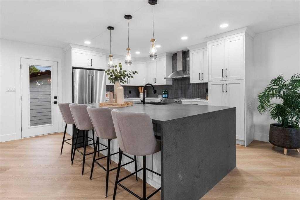 10404 Maplemont Road Se, Calgary, AB - Indoor