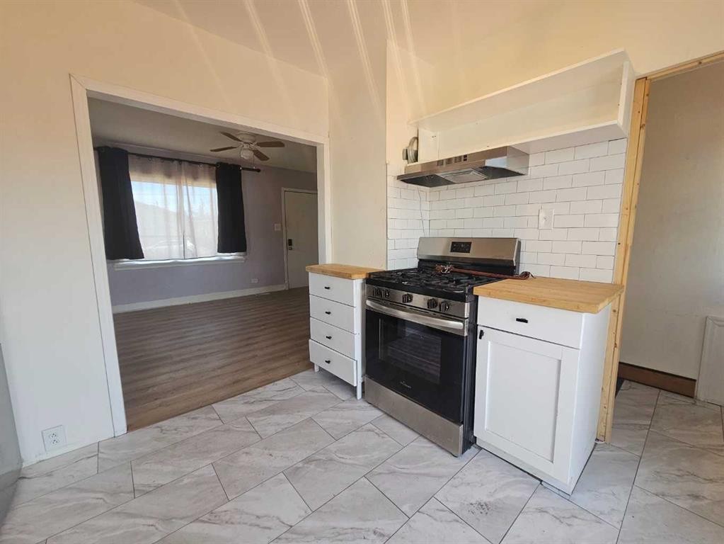 7639 Ogden Road Se, Calgary, AB - Indoor Photo Showing Kitchen