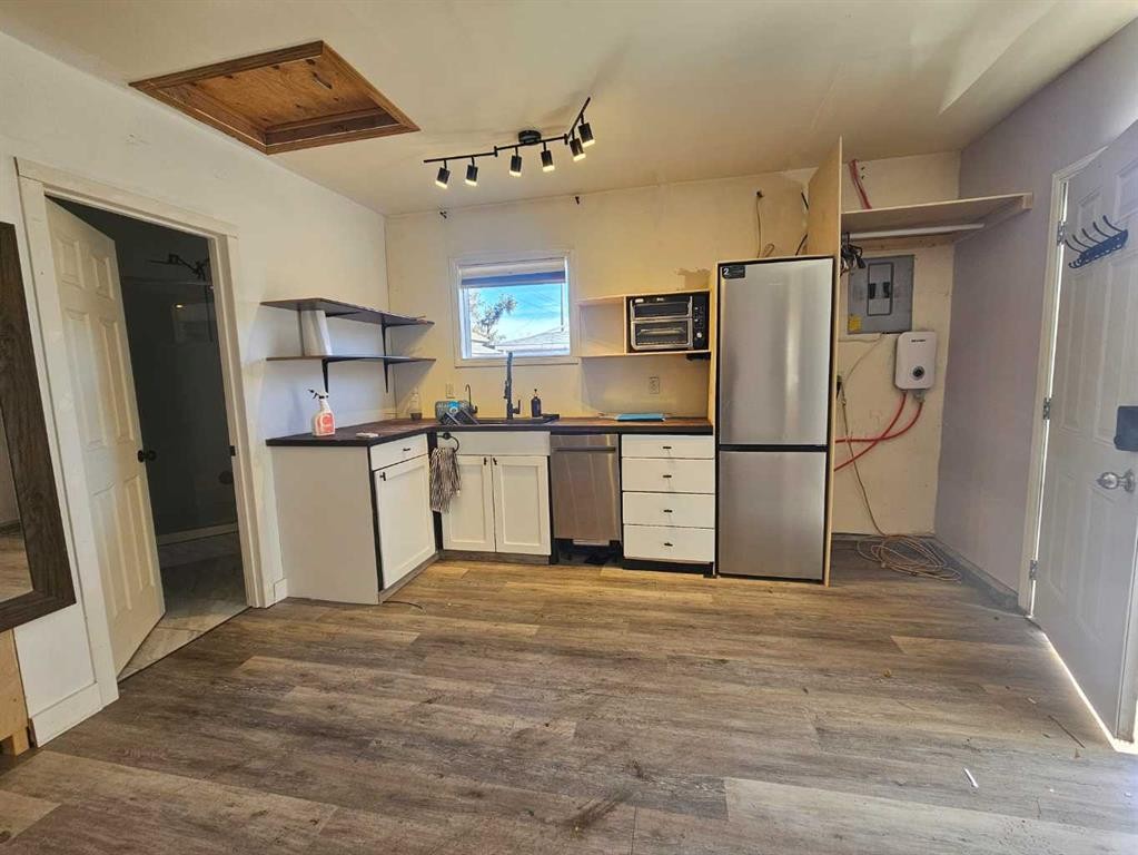 7639 Ogden Road Se, Calgary, AB - Indoor Photo Showing Kitchen