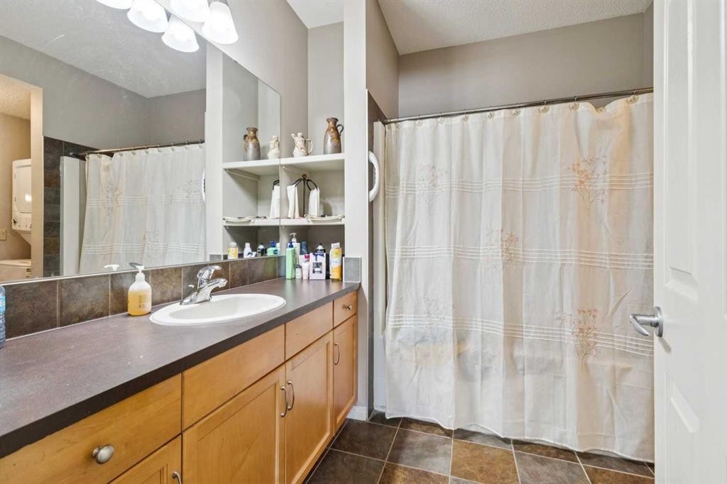 110-37 Prestwick Drive Se, Calgary, AB - Indoor Photo Showing Bathroom