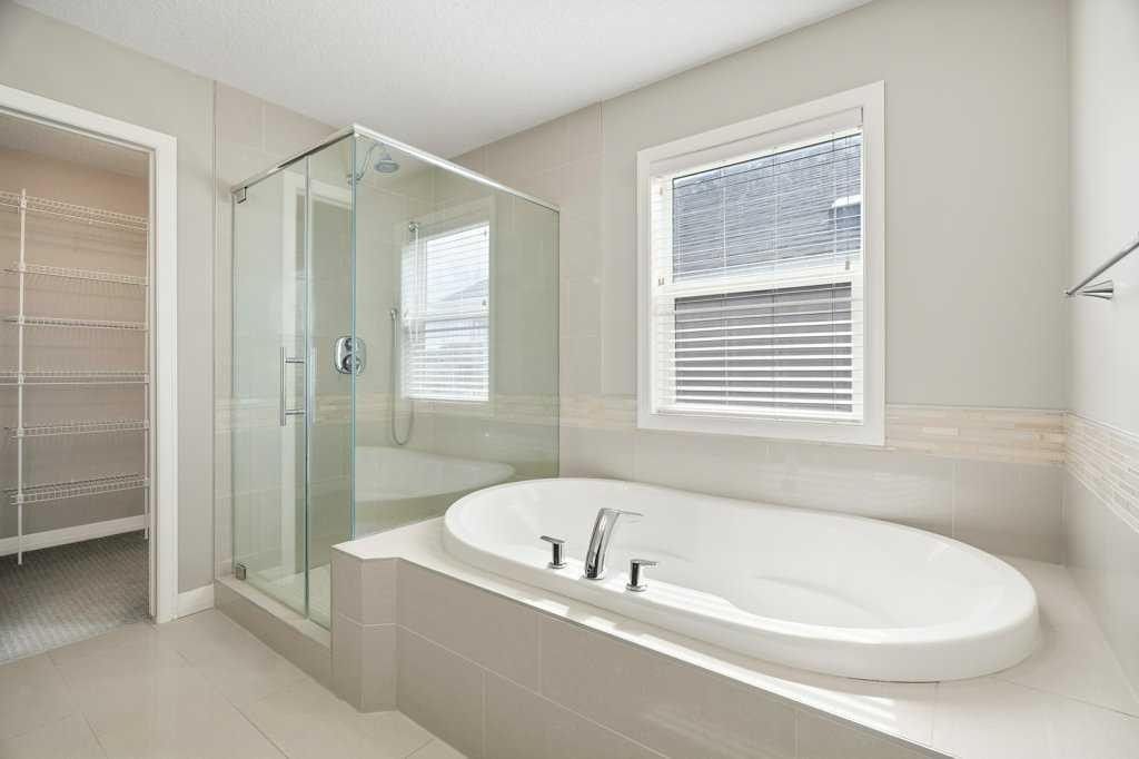 54 Auburn Crest Way Se, Calgary, AB - Indoor Photo Showing Bathroom
