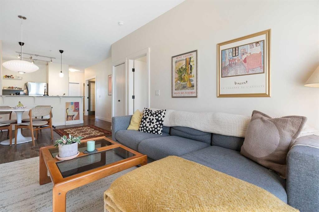 406-830 Centre Avenue Ne, Calgary, AB - Indoor Photo Showing Living Room