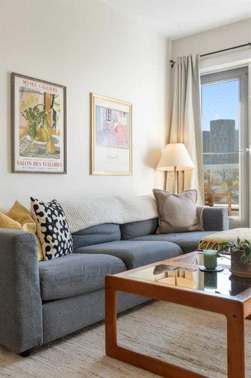 406-830 Centre Avenue Ne, Calgary, AB - Indoor Photo Showing Living Room