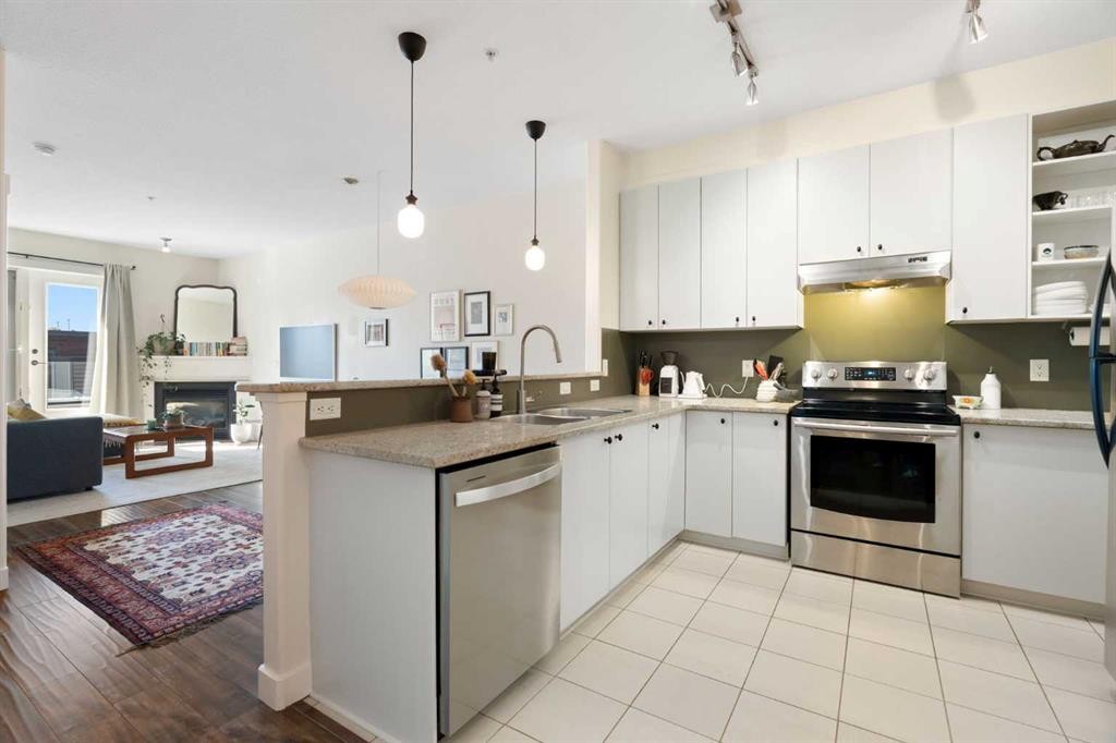 406-830 Centre Avenue Ne, Calgary, AB - Indoor Photo Showing Kitchen With Stainless Steel Kitchen With Double Sink With Upgraded Kitchen