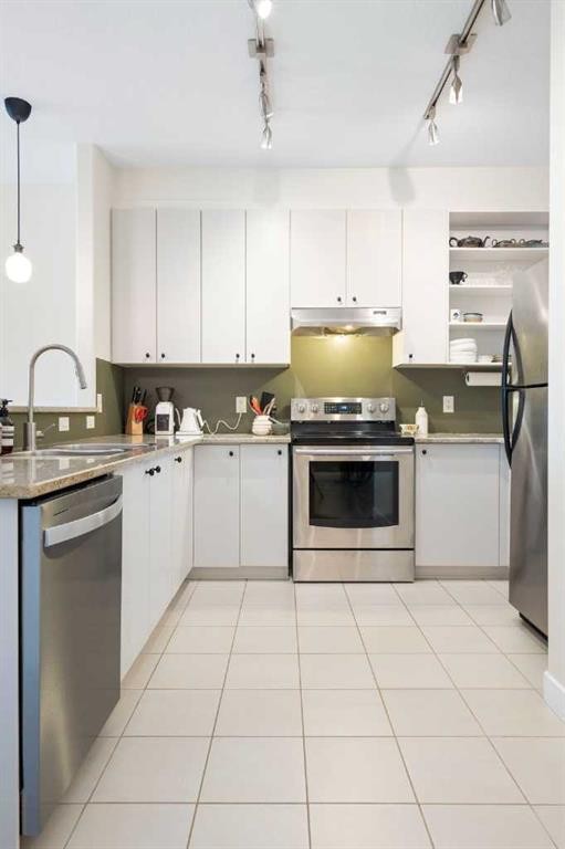 406-830 Centre Avenue Ne, Calgary, AB - Indoor Photo Showing Kitchen With Stainless Steel Kitchen