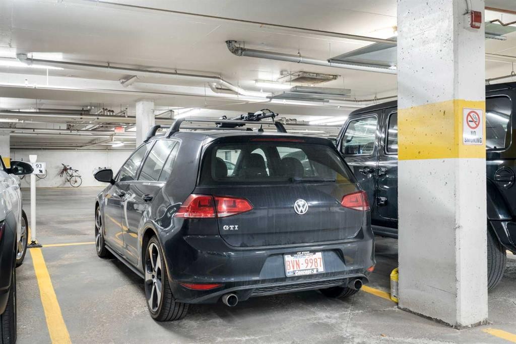 406-830 Centre Avenue Ne, Calgary, AB - Indoor Photo Showing Garage