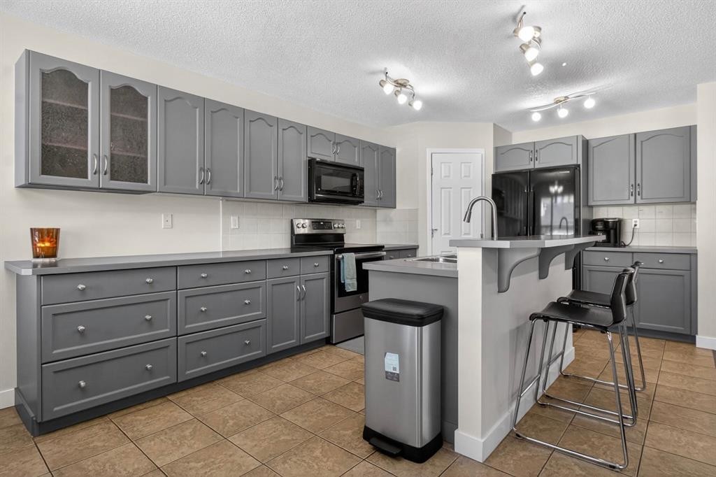 28 Elgin View Se, Calgary, AB - Indoor Photo Showing Kitchen