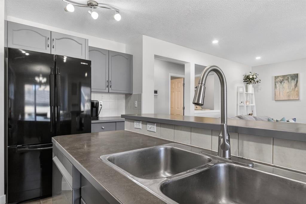 28 Elgin View Se, Calgary, AB - Indoor Photo Showing Kitchen With Double Sink