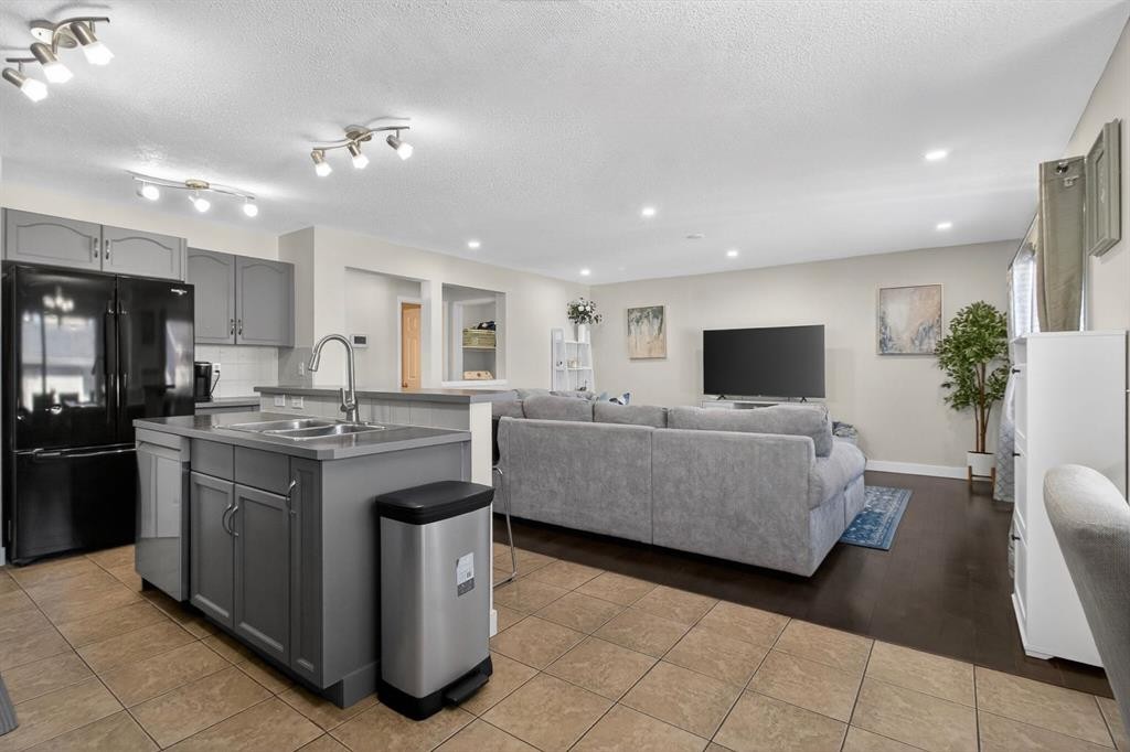 28 Elgin View Se, Calgary, AB - Indoor Photo Showing Kitchen With Double Sink