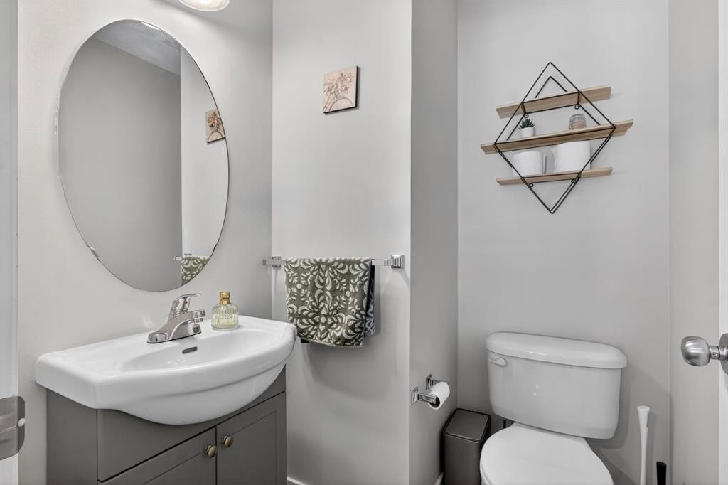 28 Elgin View Se, Calgary, AB - Indoor Photo Showing Bathroom