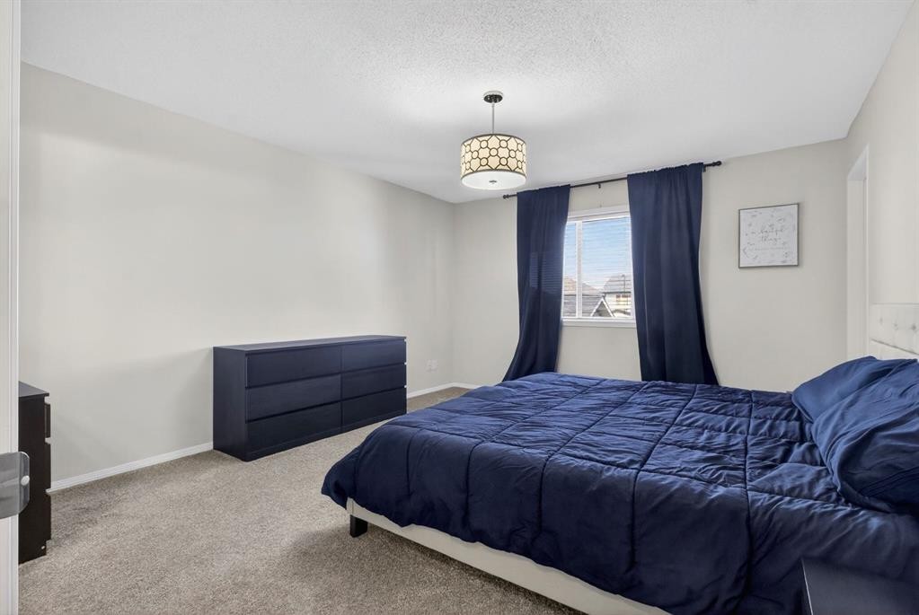 28 Elgin View Se, Calgary, AB - Indoor Photo Showing Bedroom