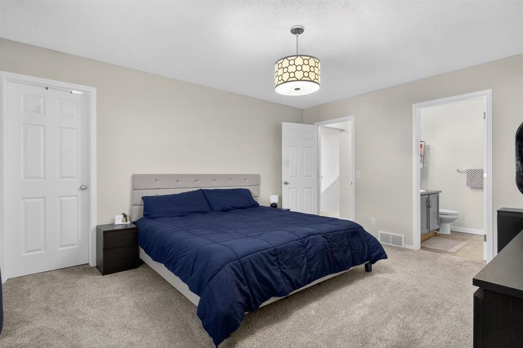 28 Elgin View Se, Calgary, AB - Indoor Photo Showing Bedroom