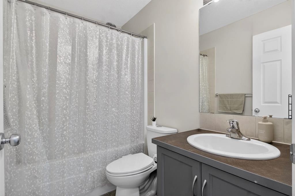 28 Elgin View Se, Calgary, AB - Indoor Photo Showing Bathroom