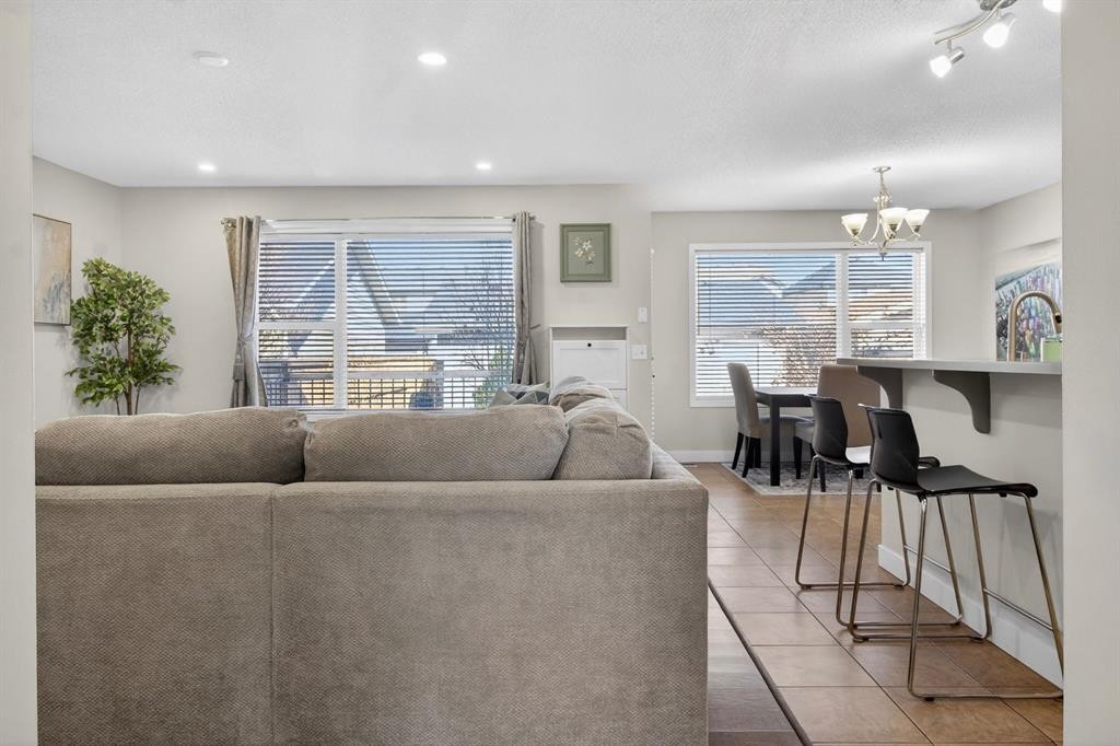 28 Elgin View Se, Calgary, AB - Indoor Photo Showing Living Room