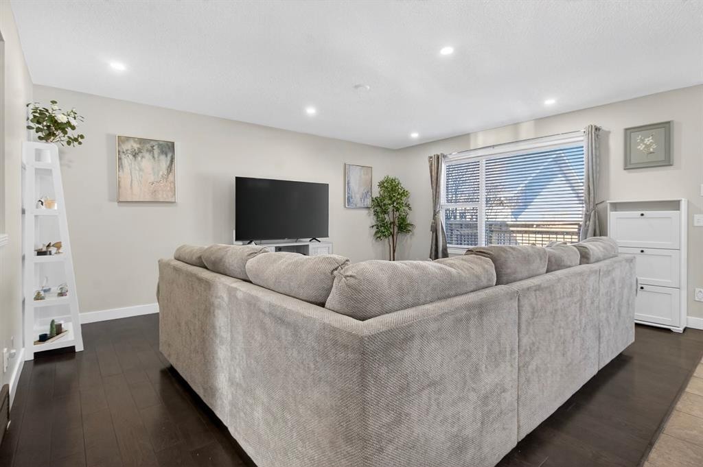 28 Elgin View Se, Calgary, AB - Indoor Photo Showing Living Room