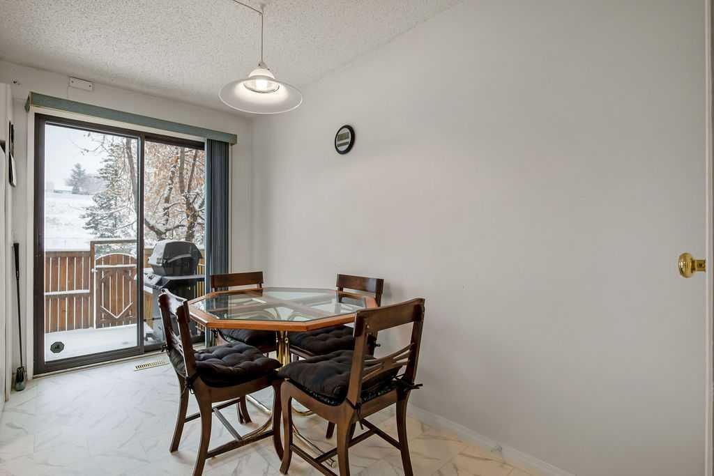 111 Deerfield Drive Se, Calgary, AB - Indoor Photo Showing Dining Room