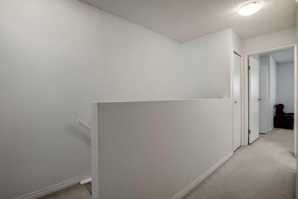 111 Deerfield Drive Se, Calgary, AB - Indoor Photo Showing Other Room