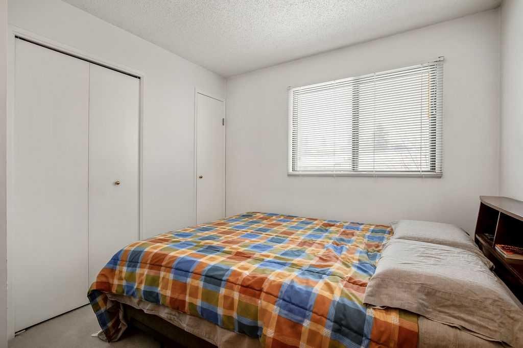 111 Deerfield Drive Se, Calgary, AB - Indoor Photo Showing Bedroom