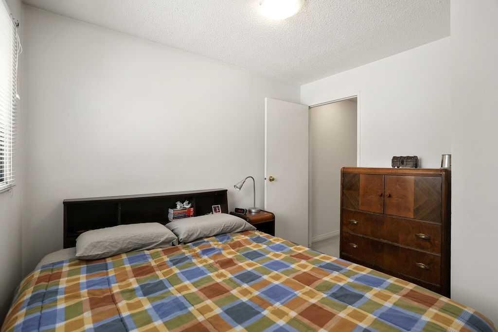 111 Deerfield Drive Se, Calgary, AB - Indoor Photo Showing Bedroom