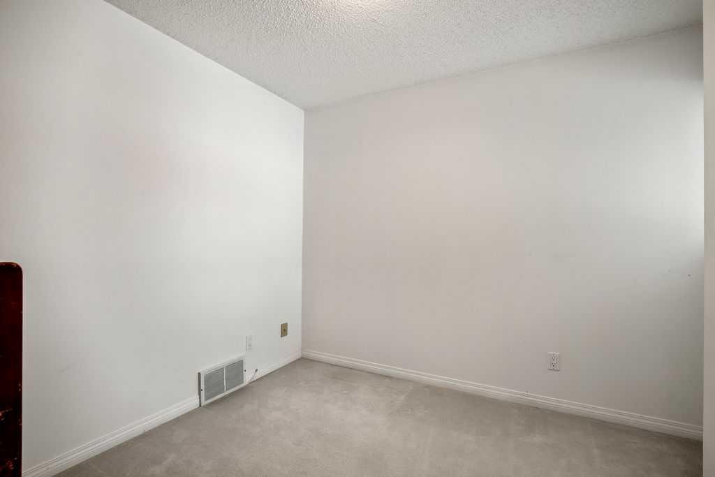 111 Deerfield Drive Se, Calgary, AB - Indoor Photo Showing Other Room