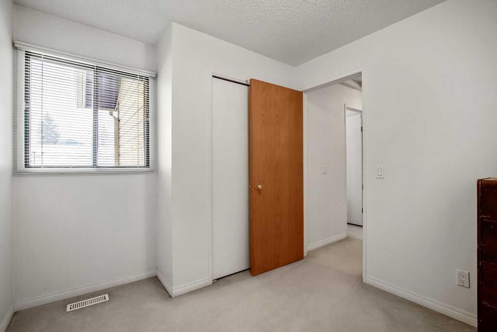 111 Deerfield Drive Se, Calgary, AB - Indoor