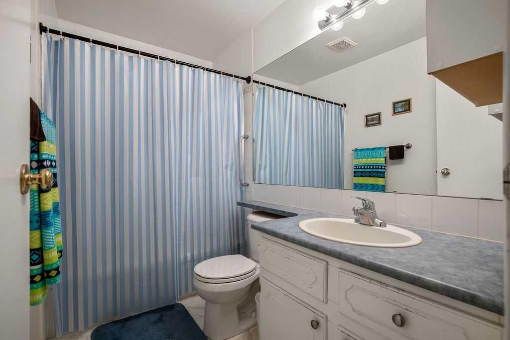 111 Deerfield Drive Se, Calgary, AB - Indoor Photo Showing Bathroom