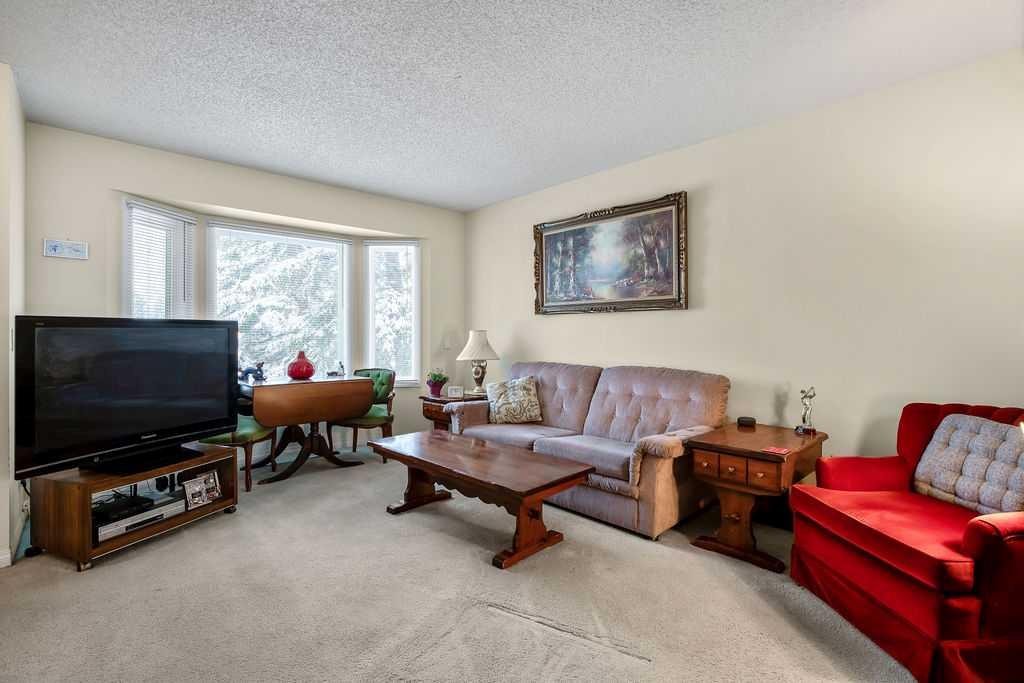 111 Deerfield Drive Se, Calgary, AB - Indoor Photo Showing Living Room