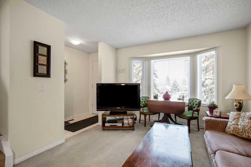 111 Deerfield Drive Se, Calgary, AB - Indoor Photo Showing Living Room