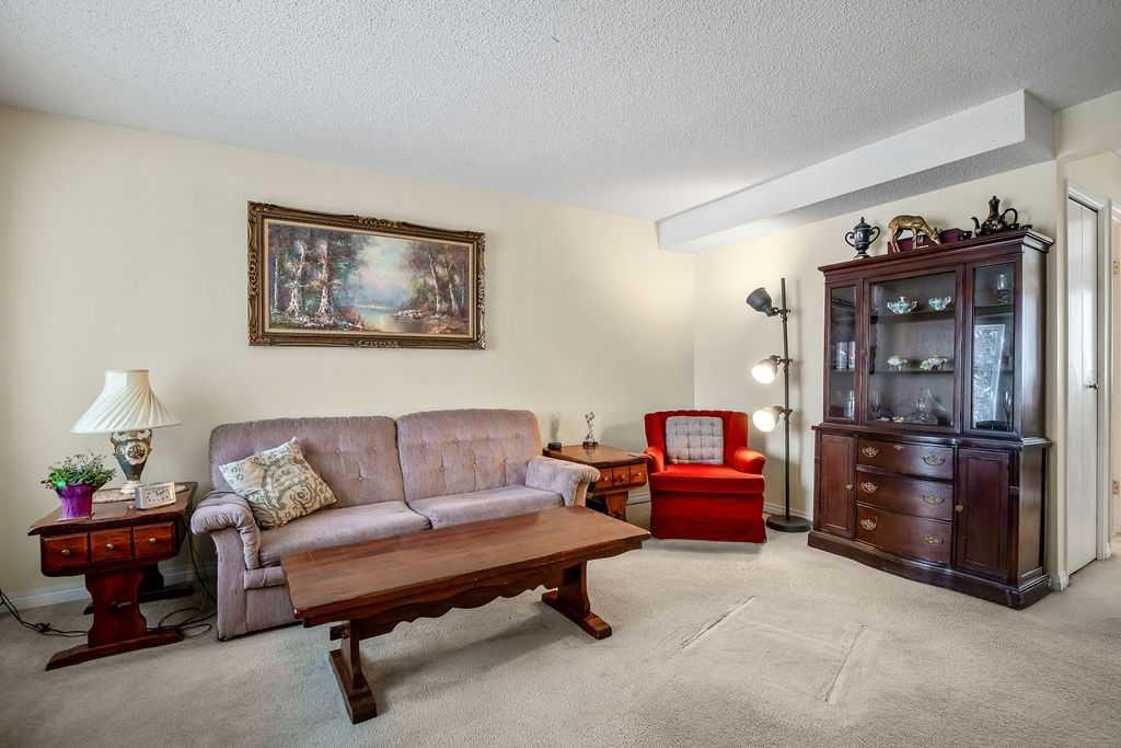 111 Deerfield Drive Se, Calgary, AB - Indoor Photo Showing Living Room