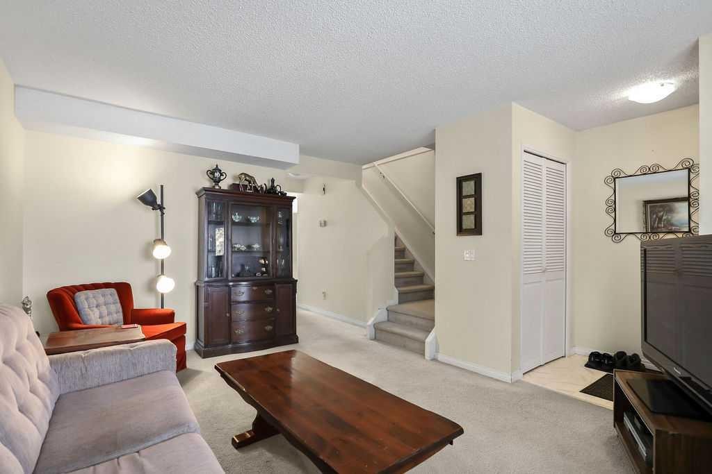 111 Deerfield Drive Se, Calgary, AB - Indoor